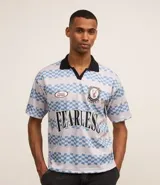 Remera masculina con cuello polo y manga corta, confeccionada en tejido con tecnología dry y estampado a rayas con lettering. Diseño boxy sportcore con cuello polo negro.