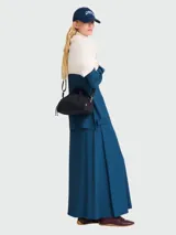 Bolso tipo duffel pequeño Longchamp Le Pliage Energy, color negro, con asas cortas y correa larga ajustable para llevar cruzado.