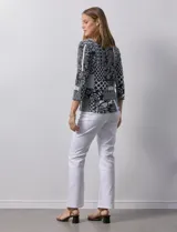 Blusa de algodón estampado en blanco y negro, marca Ruby Rd. con cuello a la base y escote en U, manga francesa.