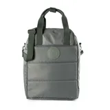 Bolso matero verde de poliéster con diseño acolchado. Tiene acceso con cierre doble, múltiples bolsillos internos y externos, compartimentos para notebook y matero, asas fijas, correa regulable y herrajes plateados.