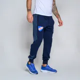 Pantalón de jogging azul marino con puños ajustados, cintura elástica con cordón y bolsillos laterales. Presenta el escudo del Club Nacional de Football y el logo de Umbro.