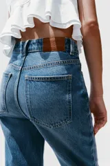 Jeans tobilleros de tiro alto color celeste, corte recto y cinco bolsillos.