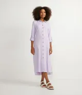 Vestido chemise largo en viscolino color lila con botones contrastantes, cuello solapa, manga larga con martingale, sin estampado y aberturas laterales.