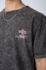 Remera color verde oliva con cuello redondo y mangas cortas, con un pequeño estampado en el pecho.