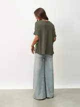 Remera verde oliva de tejido waffle con cuello redondo y mangas cortas.