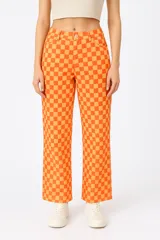 Pantalón de corte recto con estampado a cuadros color naranja y amarillo.