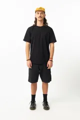 Bermuda de jean negra estilo carpenter, con corte relajado y bolsillos extra, de denim de alta calidad.