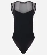 Body negro de crepé sin mangas, con escote corazón y detalle de tul con transparencia en la parte superior.