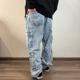 Pantalón jean celeste de corte cargo con bolsillos laterales y corte holgado.