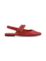 Mocasín de cuero rojo con punta cuadrada, doble tira con hebilla y talón descubierto.