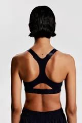 Top deportivo azul marino de tejido funcional con tecnología ShapeMove™ y DryMove™. Ofrece ajuste ceñido, soporte óptimo y absorción de sudor. Cuenta con copas forradas con relleno extraíble, breteles anchos ajustables, espalda nadadora de malla con abertura y cierre de corchetes trasero.