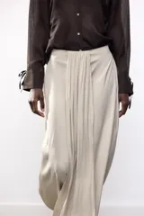 Pantalón de tiro alto color beige, con cintura elástica y pernera ancha.