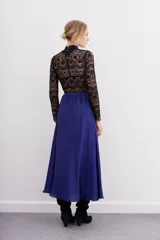 Falda larga evasé color azul eléctrico, con cintura elastizada y caída voluminosa.