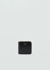 Billetera negra de efecto piel con logo estampado y cierre de cremallera. Cuenta con bolsillo interior, múltiples ranuras para tarjetas y una ranura exterior.