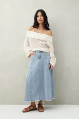 Sweater color crema, tejido de punto calado, con escote off-shoulder y mangas largas acampanadas.