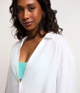 Camisa de playa color ladrillo, de mangas largas y cuello inglés.