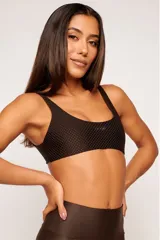 Top deportivo reversible color bordó, con diseño slim, tirantes finos y espalda descubierta. Un lado tiene acabado brillante y el otro textura 3D tipo colmena.