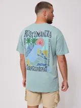 Remera negra de algodón con estampado blanco en el frente y la espalda con el logo de la marca Rusty.