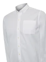 Camisa de vestir blanca de algodón, corte moderno ajustado al cuerpo, con cuello abotonado, manga larga, bolsillo en el pecho y pinzas en la espalda.