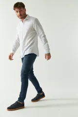 Camisa celeste con microestampado, de lino y algodón, corte regular y logo bordado en el pecho.