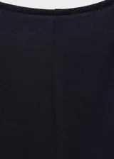 Mono largo negro de tirantes finos y corte recto, con cinturón fino trenzado.