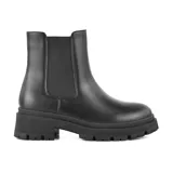 Bota Chelsea de cuero sintético color negro, con elásticos laterales y suela track.