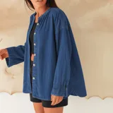 Camisa de denim liviano con cuello mao, manga larga y botones de nácar.