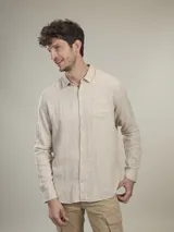 Camisa celeste a cuadros blancos, de manga larga y corte recto.