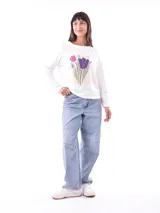 Remera de algodón con estampado botánico en tonos pasteles, corte suelto y manga larga.