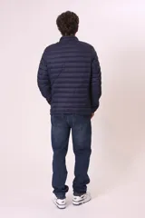 Campera acolchada azul marino con cierre frontal y cuello alto.