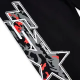 Conjunto deportivo negro con capucha y cierre frontal, con estampado de logo y estrella en blanco y rojo. Pantalón de corte recto con estampado a juego.