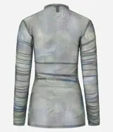 Blusa de tule con cuello alto y mangas largas con fruncido lateral.