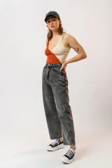 Pantalón de jean gris oscuro, de corte recto y tiro alto.