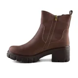 Botas Chelsea color marrón con elástico lateral, caña baja y suela track con taco ancho.