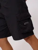 Short cargo negro de poliamida con bolsillos laterales y cintura ajustable con cordón.