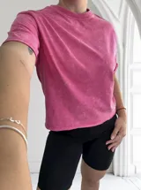 Remera celeste con efecto acid wash, corte holgado y mangas cortas.