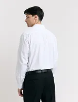 Camisa blanca de vestir, de corte clásico, con cuello italiano y mangas largas.