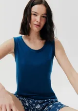 Conjunto de pijama azul con estampado de flores blancas, compuesto por musculosa con bolsillo en el pecho y short con cintura elástica.