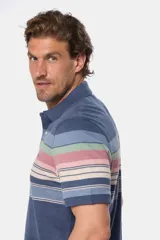 Remera polo de piqué azul con rayas horizontales de colores pastel. Tiene cuello clásico, tapeta con dos botones y logo bordado en el pecho.