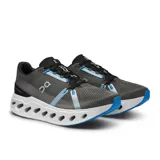 Zapatillas de running color negro, con diseño ligero y suela de gran amortiguación.