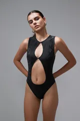 Body negro sin mangas con estampado de piel de serpiente, diseño cut-out en el abdomen y broches en la entrepierna.
