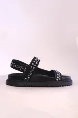 Sandalias negras con plataforma y apliques de strass.