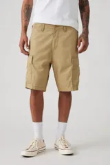 Bermuda color arena de corte recto, con bolsillos laterales tipo cargo y bolsillos traseros con solapa.