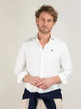 Camisa blanca de popelín para hombre, marca El Ganso. Corte slim fit, cuello italiano con ballenas, manga larga terminada en puño simple y logo bordado en el pecho.