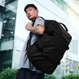 Mochila de viaje negra con múltiples compartimentos y correas ajustables. Incluye compartimento acolchado para laptop, espalda y mangos acolchados, hebillas en el pecho, panel trasero transpirable, compartimentos de micromalla para ropa, compartimento a prueba de derrames, bolsillos exteriores de acceso rápido, organizadores internos y asa de enganche a la maleta.
