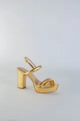 Sandalias negras de cuero con plataforma y tacón bloque alto. Tiras finas en el empeine y tobillo con hebilla dorada.