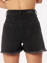 Short de jean negro con tiro alto, corte ajustado y terminaciones desflecadas con aberturas.