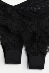 Pack de dos bombachas tipo brazilian de encaje negro, con tiro bajo y cintura en V.