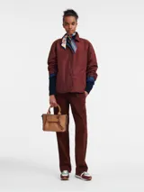 Bolso tote pequeño de cuero color marrón claro, con doble asa corta y correa larga extraíble.
