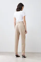Pantalón de vestir negro de corte recto, con pinzas, tiro alto y cinturón con hebilla forrada.